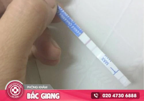 Que thử thai 1 đậm 1 nhạt phải làm sao?